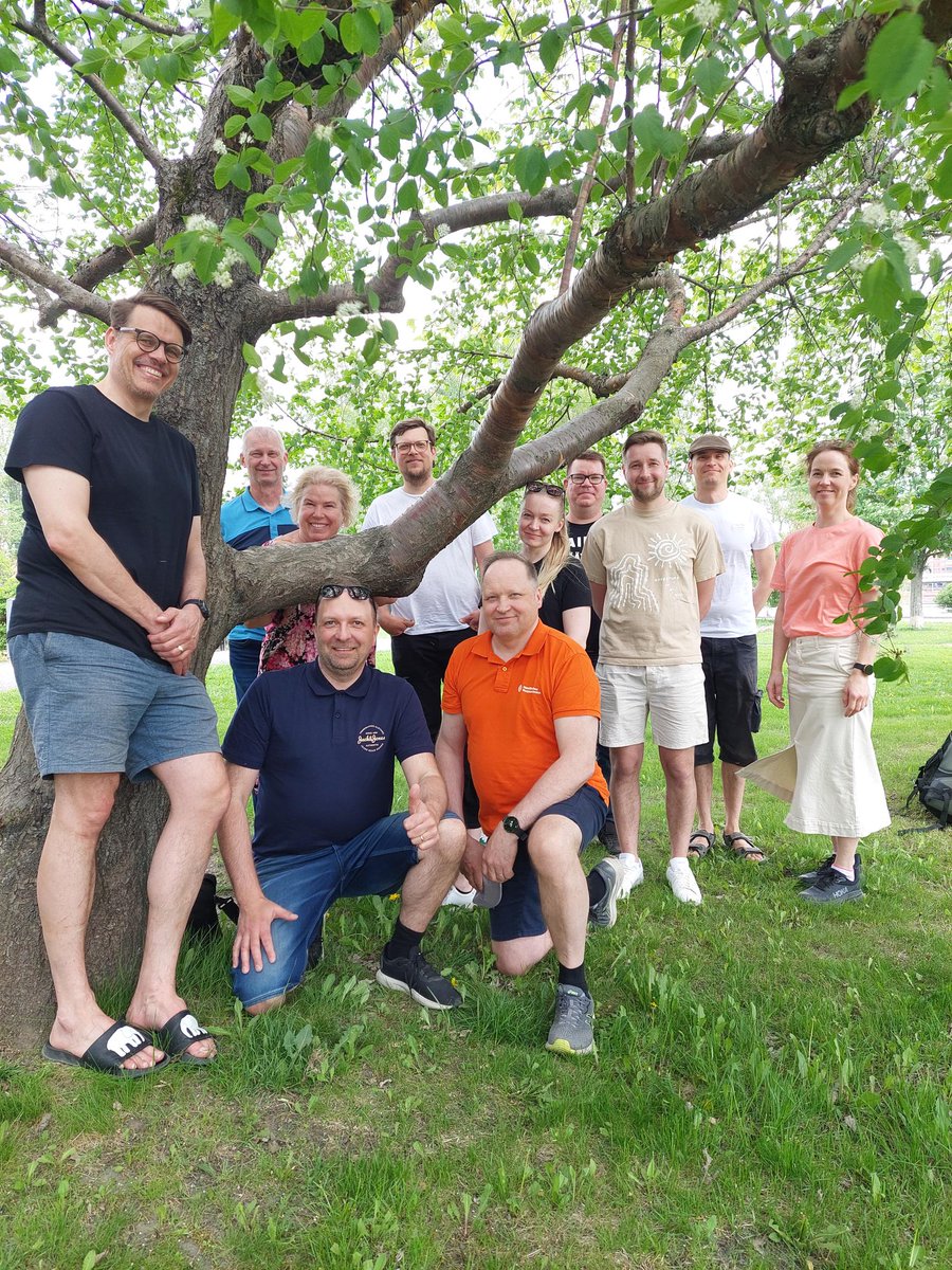 Yrityspalveluiden tiimikokoontumisessa Tampereella rakentava henki ja vahvaa katsomista tulevaan. Keskiössä edelleen #yritys asiakkaan tarpeet ja <a href="/metsakeskus/">Suomen metsäkeskus</a> mahdollisuudet palvella asiakkaitamme. Huipputiimi meillä! #metsa #elinkeinot #yrittajyys #osaaminen