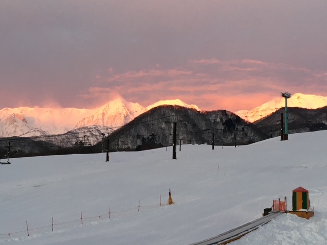 アルペングリューエン【Alpengluehen(独)】山が、朝日や夕日によって、山頂だけ赤々と燃えるように色づく現象。
