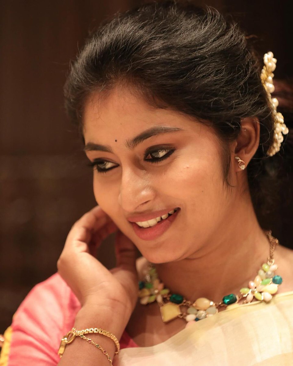 வாழ்வின் இருத்த‌லை அவ‌ன் அன்பு கொண்டு உறுதி செய்யும் அவ‌ன் காத‌ல் என் வாழ்வின்  வ‌ர‌ம்...!

❤💕💙