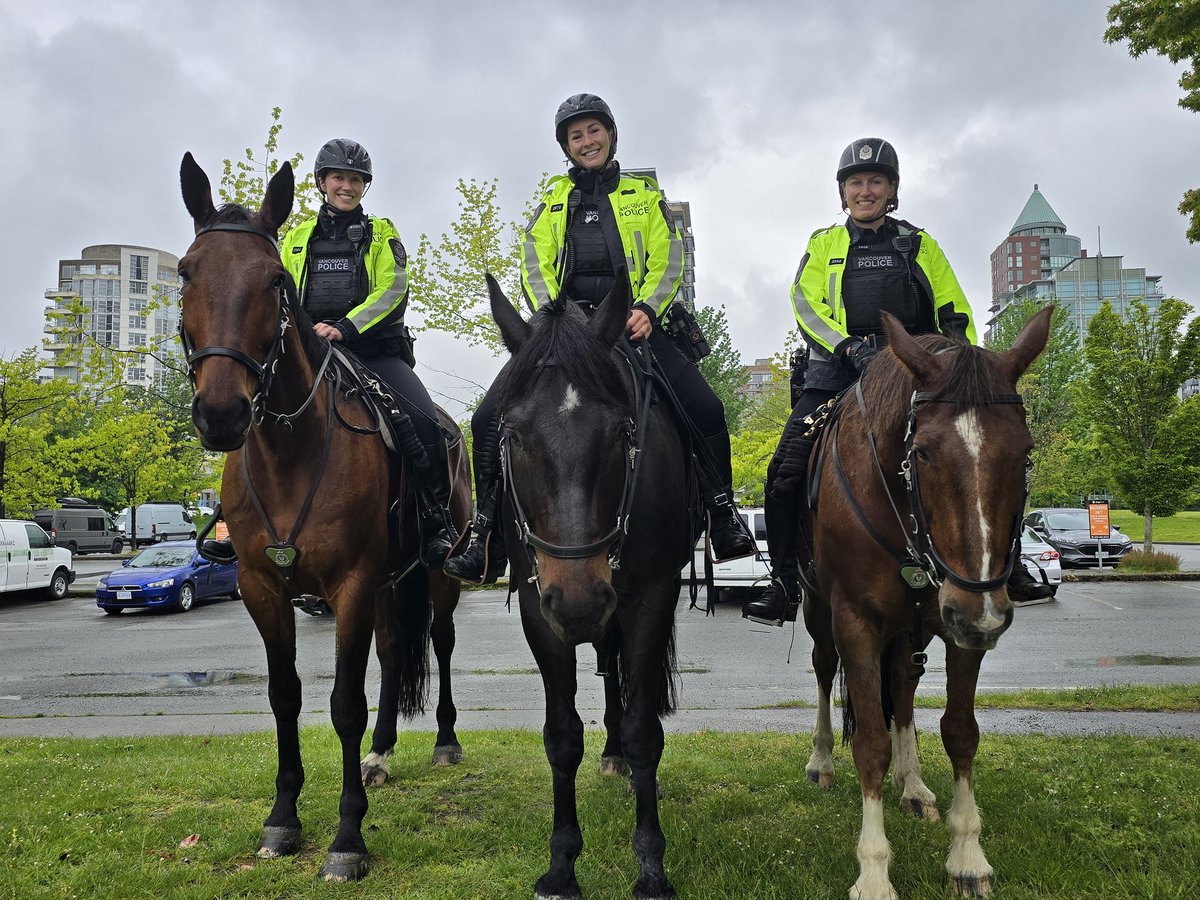 Always great to see our #VPD #MountedUnit officers out on patrol, keeping #Vancouver safe! #RainOrShine @VPDHorses @VancouverPD #VancouversFinest