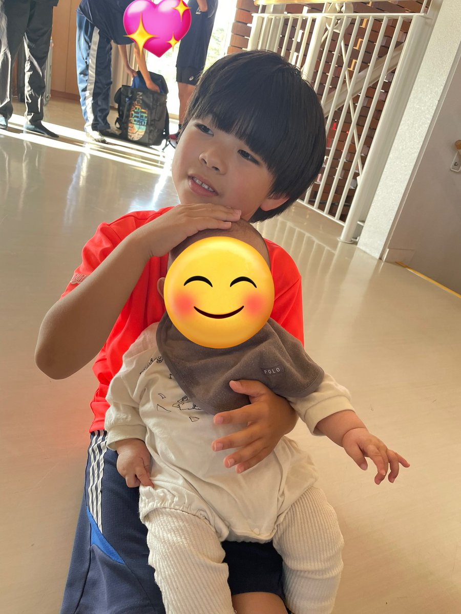 nyaapooon's tweet photo. 最近陸上に入った子の弟を
愛しすぎてるみおぽん🤣🤣🤣
練習するんじゃなくて赤ちゃん見るために陸上行ってる🤣🤣🤣( 笑 )

弟とか妹はいらない。まま取られるから😀人の子が可愛い😀byみおぽん https://t.co/EoFGexdVgE
