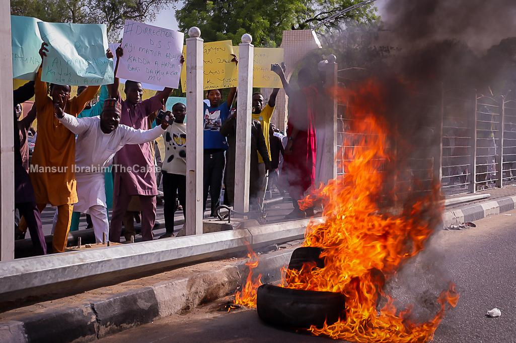 ICYMI: Protests rock Kano over dethronement of Bayero as Emir | TheCable thecable.ng/breaking-prote…