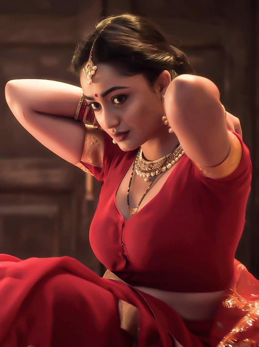 குளிர் ம‌ழை வீசும் இந்த‌ அந்தி மாலை வேளையில்...!

குத்தீட்டியாய் கூர்தீட்டி நிற்க்கும் காம‌த்தை முனை ம‌ழுங்கும் வ‌ரை க‌ரைத்தெடுத்து காத‌லில் இன்புற‌ இனிய‌ இர‌வுகள் வ‌ர‌வது தான் வாழ்வின் அழ‌கிய‌ல்...!

❤💕💙