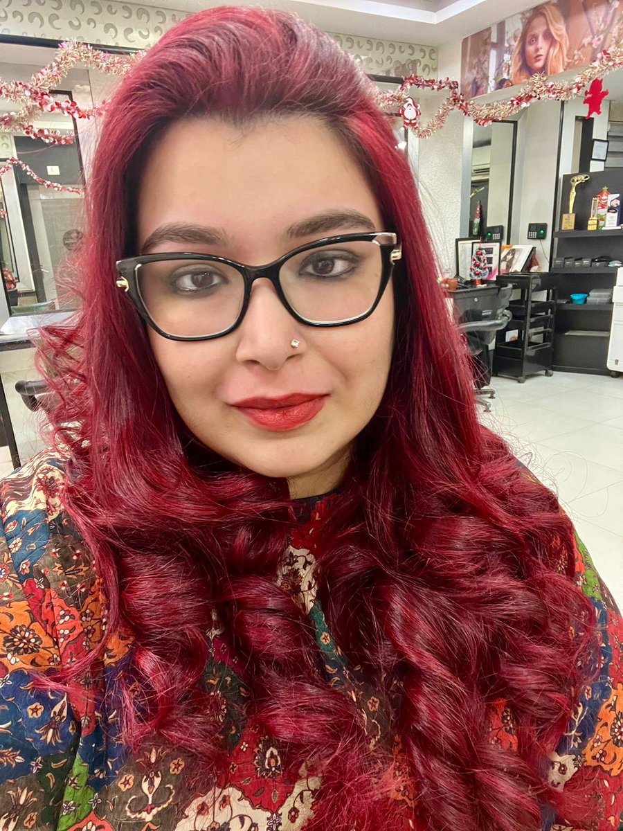 Swetanjali Mehrotra has a creamy complexion on which this jewel Toned red looks magnificent!
It highlights her skin tone giving an allround luxe feel to her persona!

#hairbypriscillacorner #Formula1 #colorformula #hairtips