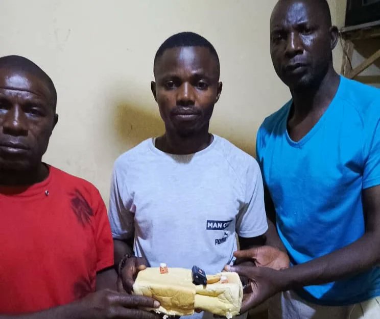 ICYMI: Police arrest three for ‘attempting to smuggle hard drugs’ to suspect in custody | TheCable thecable.ng/police-arrest-…