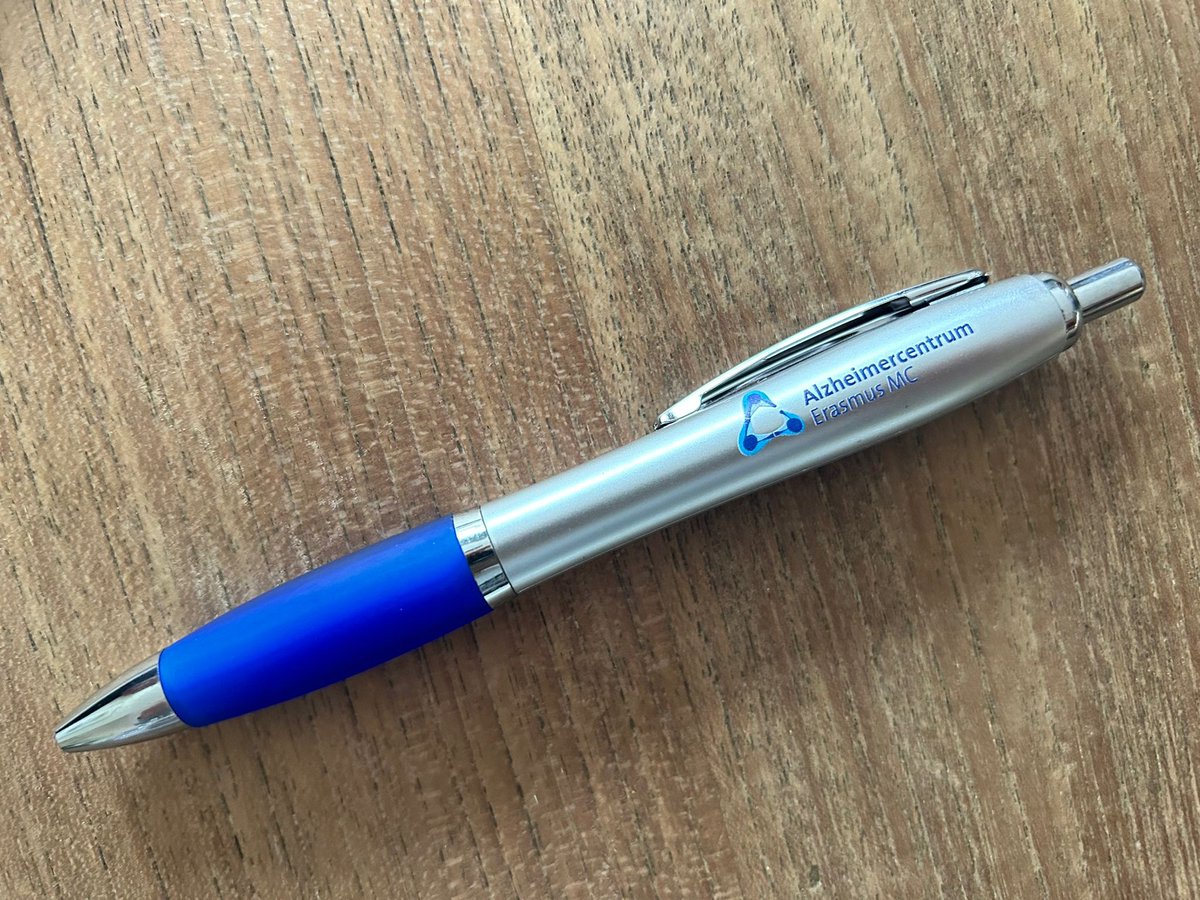 Vanaf nu schrijven wij alles met onze eigen Alzheimercentrum Erasmus MC pennen! 

OK, deze post dan even niet, maar alle handgeschreven teksten worden voortaan opgetekend met behulp van deze gepersonaliseerde 🖊️.