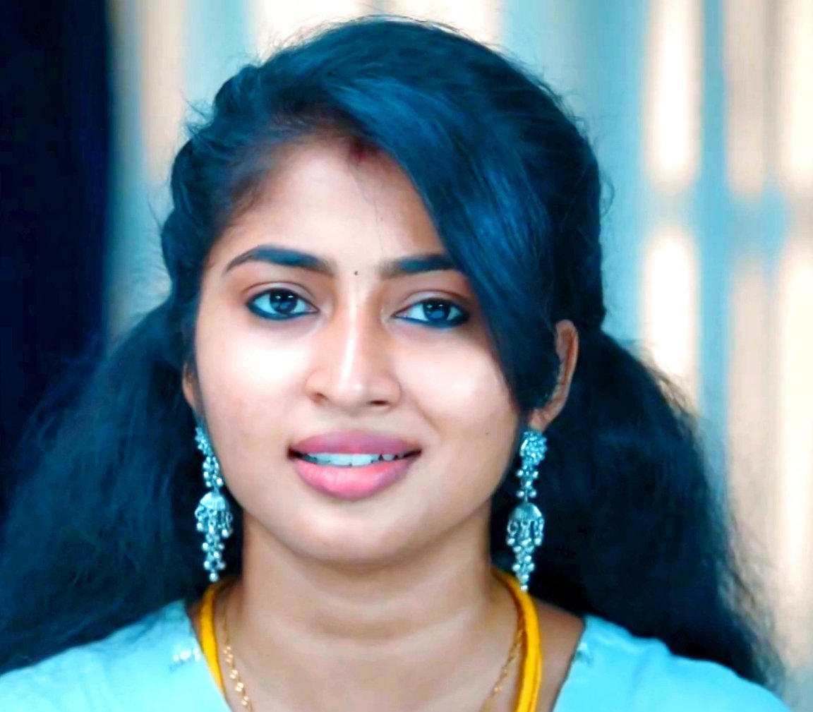 காலை  விழிகள் விழிக்கையில் அவ‌ன் த‌ரும் அணைப்பின் க‌த‌க‌த‌ப்பில் இன்னும் கொஞ்ச‌ம் உயிர் கொண்டு அவ‌னை காத‌ல் செய்ய‌ ஆசை...!

❤💕💙