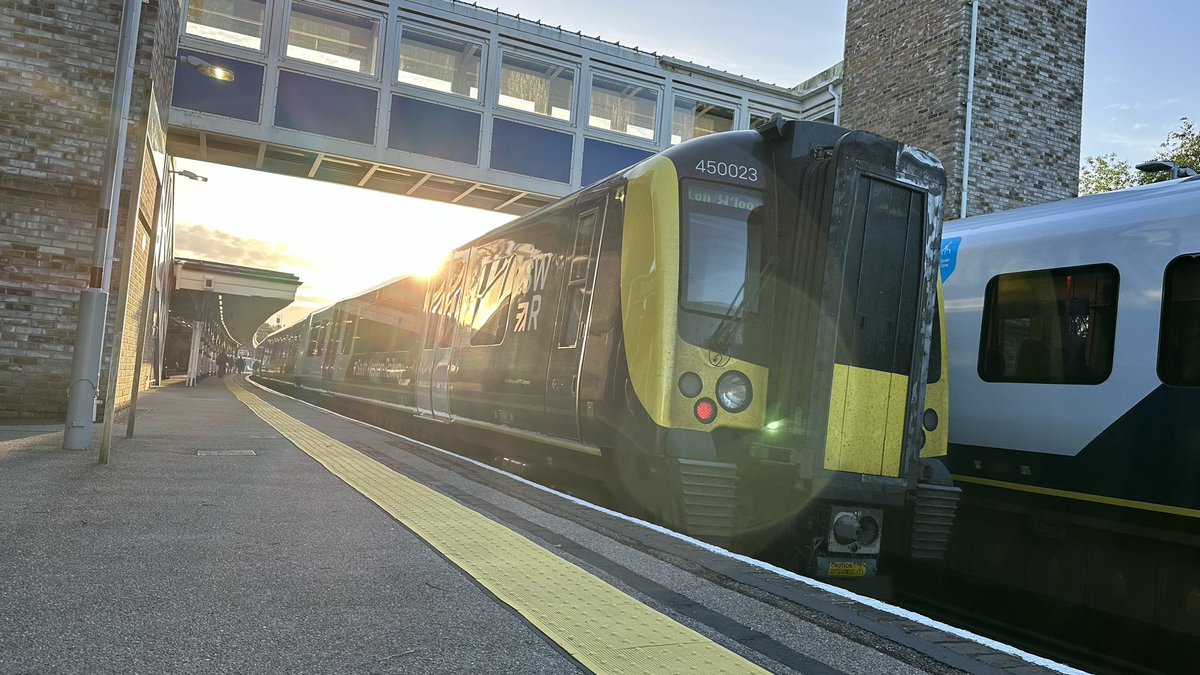 Morning! While you may still be in bed, I’m heading up to the capital! 450073 and 450023 arrive into a peaceful Aldershot working 1A12 up to Waterloo. I really do love working bank holidays, the train is just so empty.