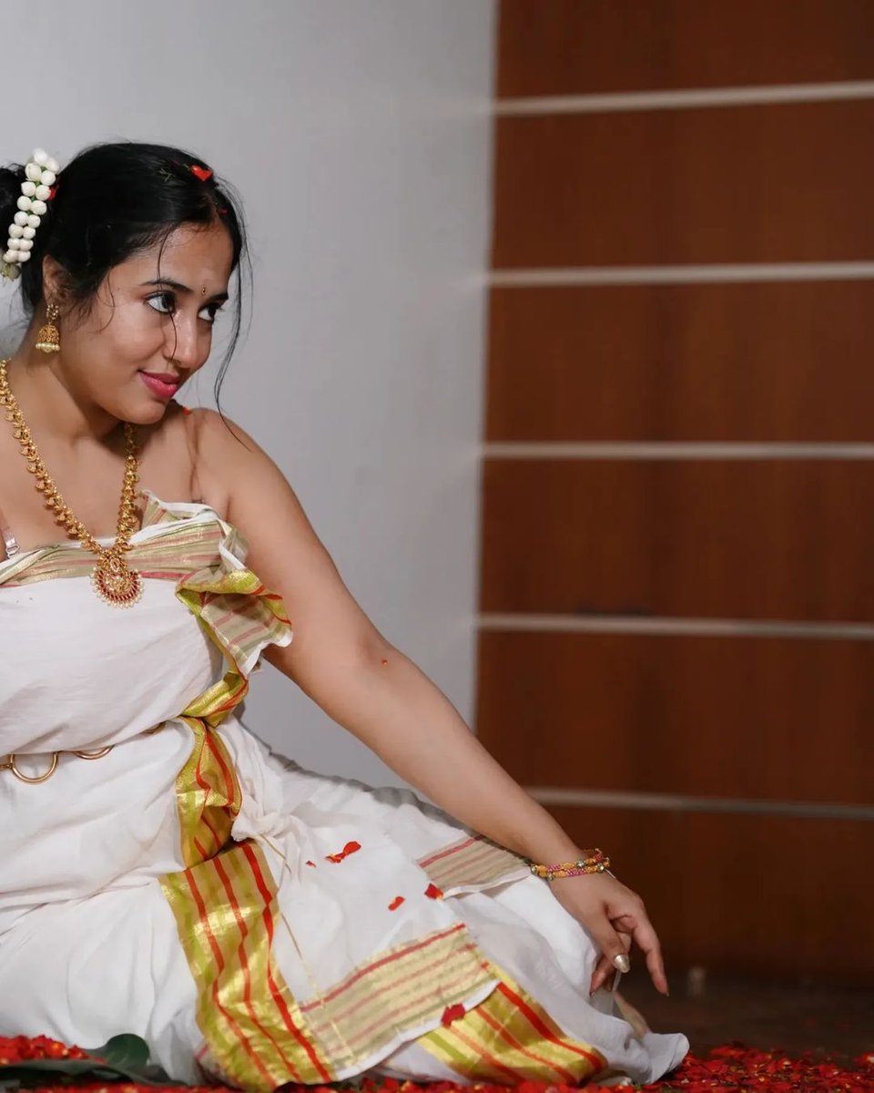 விடிய‌ல் தோறும் நீ போடும் விதைக‌ள் யாவும் என்னுள் இன்ப‌த்தின் அணுக்க‌ளை பூக்க‌ச்செய்து காத‌லின் பெரும‌ர‌ம் வ‌ளர்க்கிறாயாடா என் கள்வா...!

❤💕💙