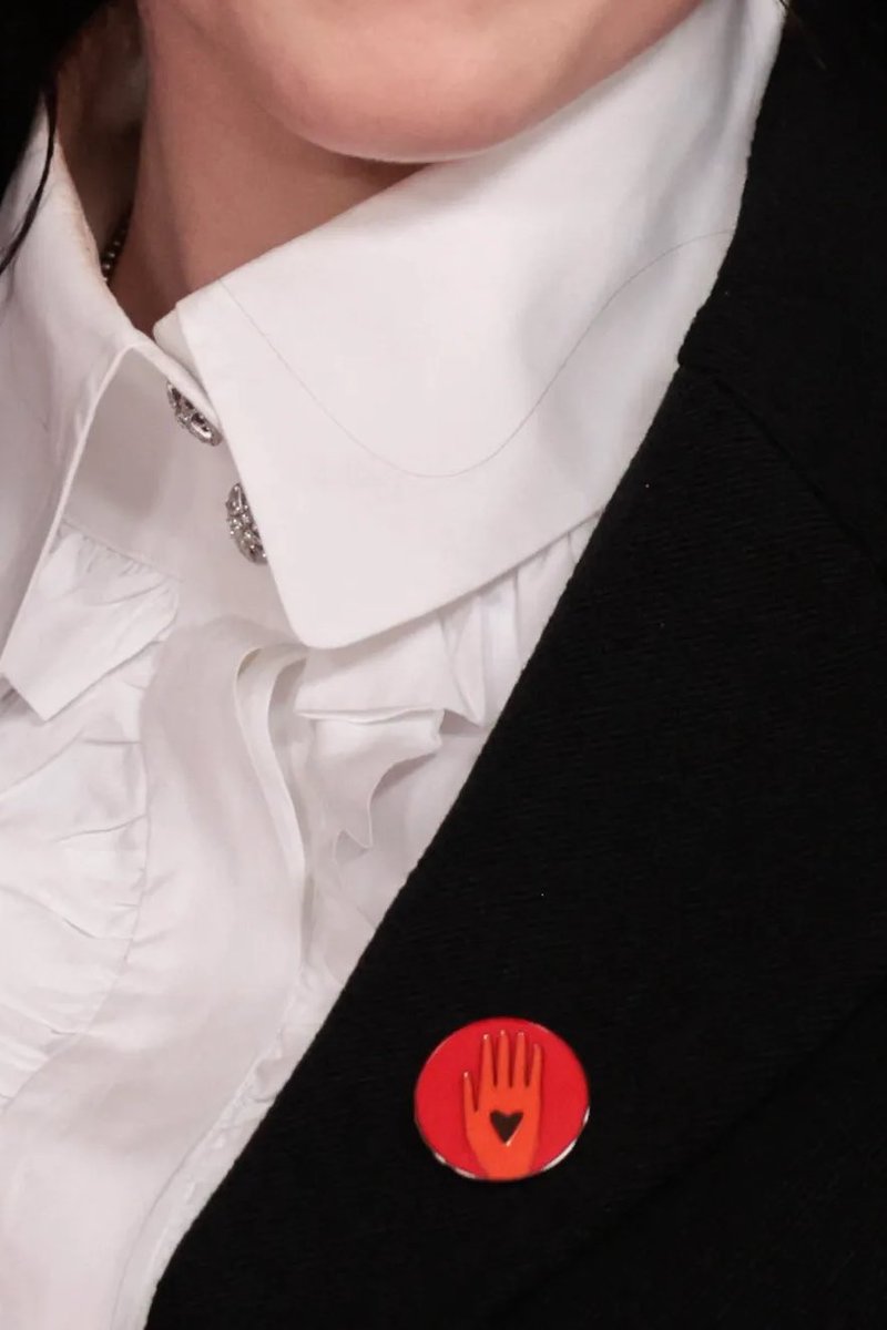idollkod's tweet photo. 22) Billie Eilish, show her support for Palestine by wearing a ceasefire pin at the Oscars. https://t.co/yPVMtWkZ6i
