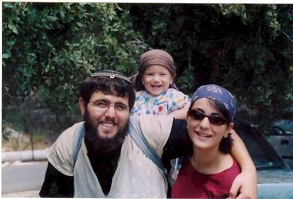 limor_sonhrmelh's tweet image. צה״ל חיסל הלילה ברפיח את חאלד נג׳אר ראש חוליית סילוואד שרצחה את בעלי שולי הר מלך הי״ד, שני חיילים, שני בחורים ואמא לשמונה ילדים.
בבית הדין הצבאי קיבלו חברי החוליה שבעה מאסרי עולם. אני זוכרת את חאלד נג׳אר המחבל המתועב, לאחר שנגזרו עליו 7 מאסרי עולם. הוא אמר בבוז: ״אתם אומה חלשה!…