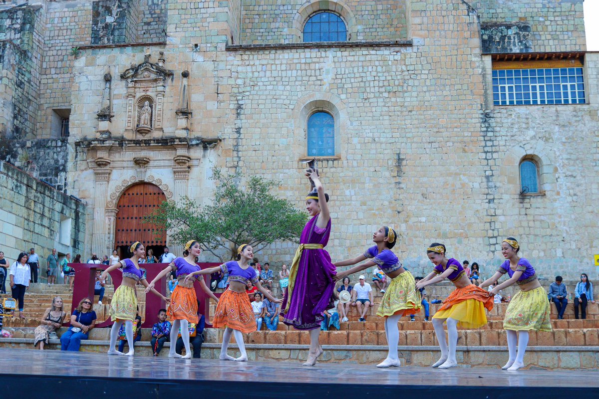 Presentación de ballet clásico “Joven Ballet HH”, quienes vienen desde Guadalajara Jalisco.🩰

El ballet es mucho más que una danza; es un lenguaje universal que comunica emociones profundas y nos transporta a mundos de fantasía.