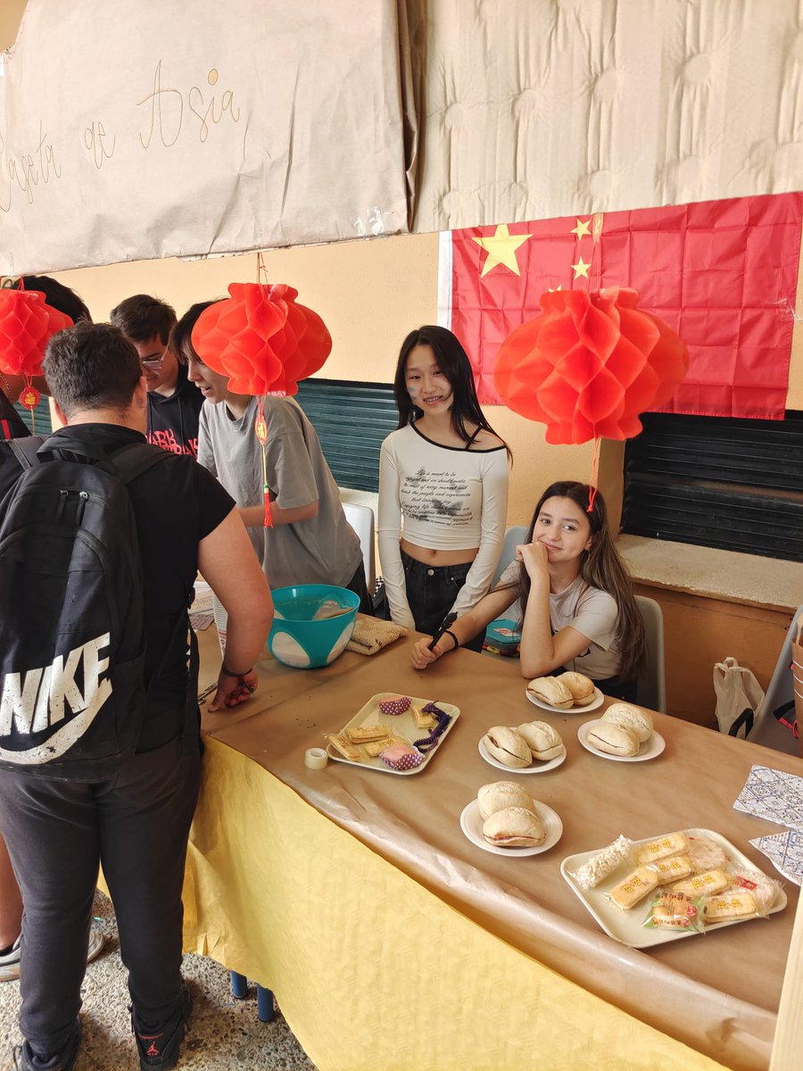 Immaseron's tweet photo. El IES Los Montecillos ha pasado un gran día en su  fiesta intercultural.
Profesorado, alumnado y sus familias han compartido trocitos de sus otros países.
Gran idea, compañeros. https://t.co/jIjrdJGAA4