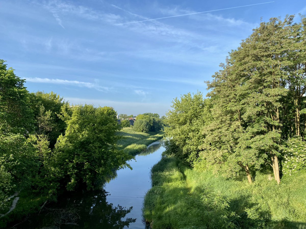 #Krakow Ostatnie metry Wilgi przed połączeniem się z Wisłą (za plecami). Tymczasem zaczynamy nowy pracujący tydzień, który dla wielu będzie krótszy. Miłego poniedziałku!