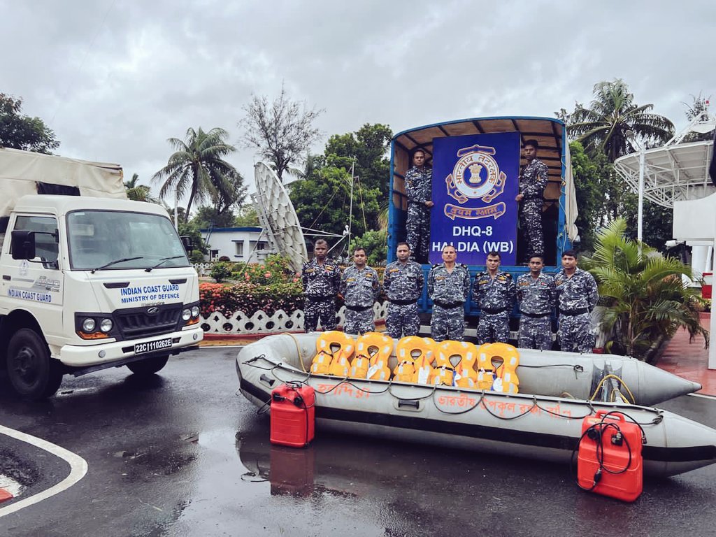 Kudos to @IndiaCoastGuard for their relentless efforts in safeguarding fishermen and mariners ahead of Severe Cyclonic Storm #REMAL! Their swift action ensures safety in the face of #adversity. Stay safe everyone! 🌀🛳️ #CyclonePreparedness #IndiaCoastGuard