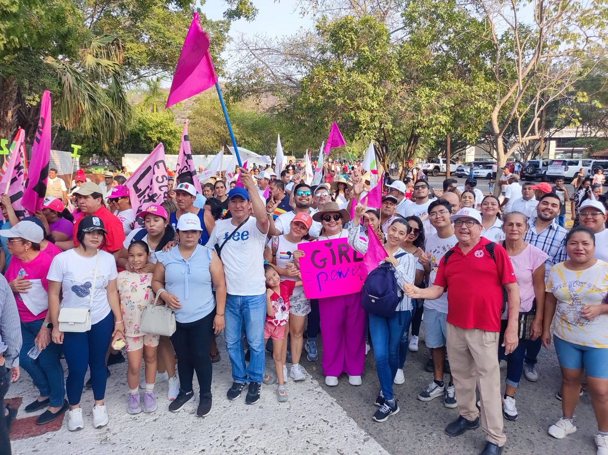 LixManzo's tweet photo. ¡@LizetteTapiaC nos representa! 

Tenemos a la mejor candidata y este 2 de junio se lo vamos a refrendar en las urnas. Somos el equipo que llevará a la primer mujer a ser presidenta municipal de #Zihuatanejo porque lo mejor está por venir ❤️ https://t.co/nEKH2kV8tS