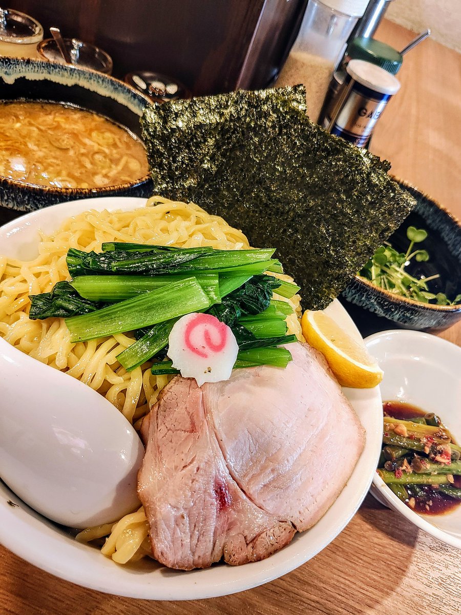 らーめん ぱったぱた

¥930　ラーメン
¥200　つけ麺変更(大盛無料)
¥200　大盛
¥100　カイワレ
¥100　ニンニクの芽

5/27(月)
13:06着　　待ちなし満席
13:15着丼
13:28退店　待ちなし

大盛×2は茹で前600g！

すっすー「余裕ですか？」
りょ「余裕！」
す「一玉多く入れてたんですよ」

800gだった😗