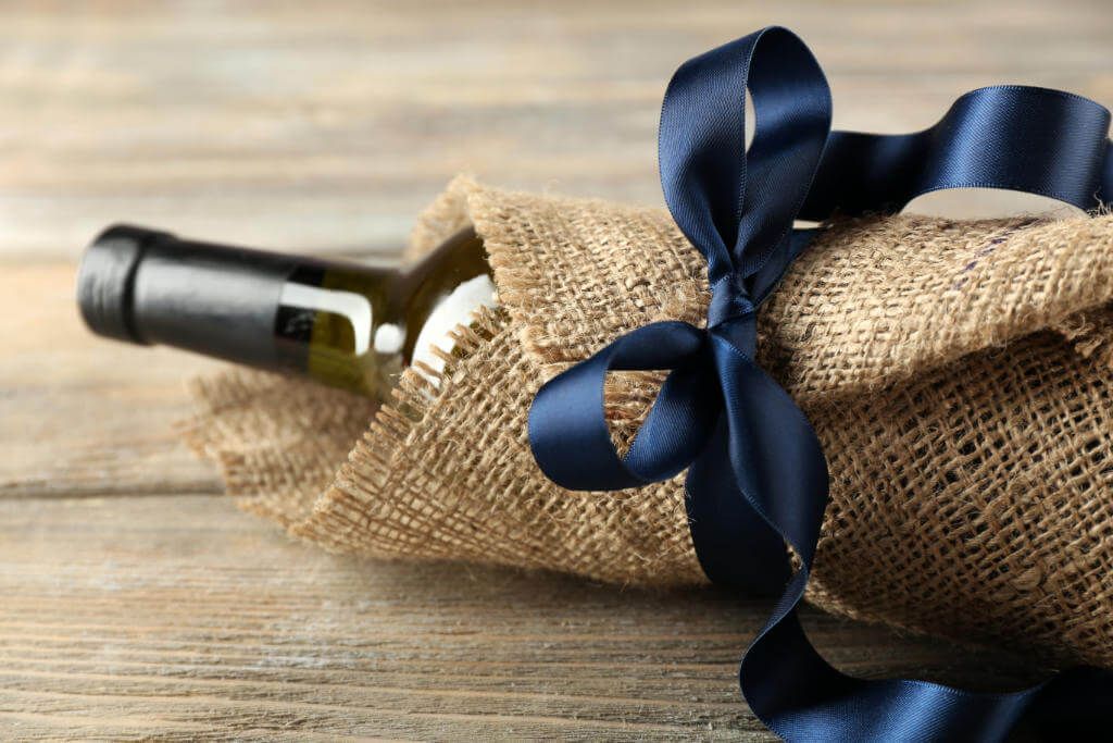 [ON-AIR] If someone gifts you with wine at your dinner party, should you have to open it? 
If not, can the guest take it home?

📱 WhatsApp 084 000 0947 

#AneleAndTheClubOn947