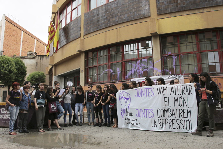 #REPRESSIÓ | Comença el judici contra set feministes per tallar les vies de FGC durant la vaga #8M de 2018 directa.cat/comenca-el-jud… La fiscalia demana a les encausades <a href="/8MilMotius/">8 Mil Motius</a> tres anys de presó per a cadascuna i un total de 26.000 euros. Per <a href="/guimmart/">Guillem M.</a>