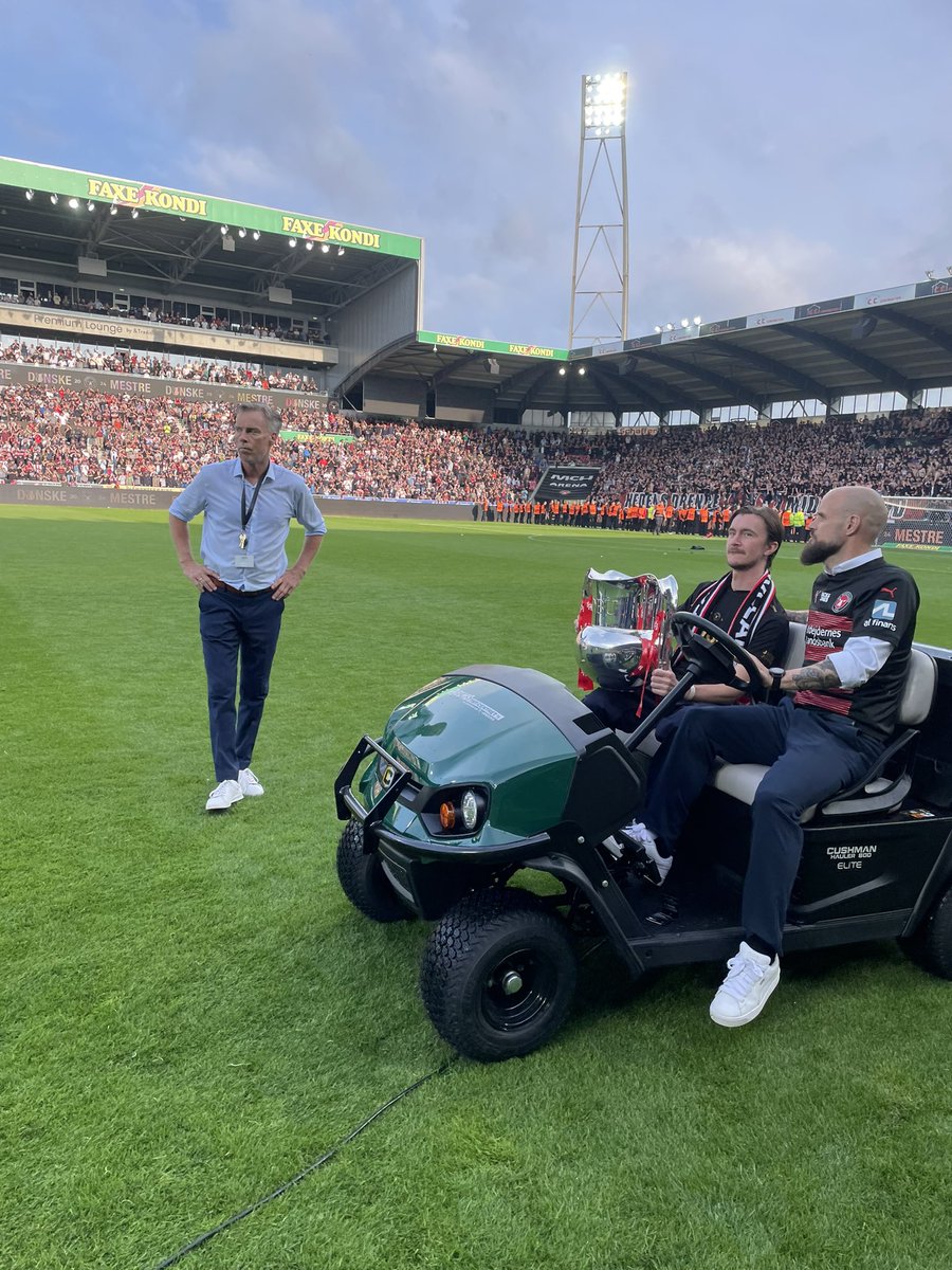 3F Supetligaen 2023/2024 var “gaven” der blev ved med at overraske, helt frem til og med sidste spillerunde.
Vi gjorder det sgu, danske mestre for 4. gang, siden 2015 👊🏼🥇⚫️🔴⚽️
Kære venner, tak for kampen - KOM SÅ 
FC Midtjylland
