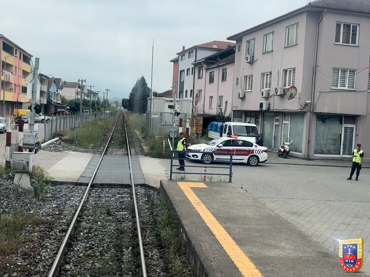 Kontrollü ve kontrolsüz hemzemin geçitlerde trafik güvenliğinin sağlanması ve trafik kazalarının önlenmesi amacıyla, Türkiye Cumhuriyeti Devlet Demiryolları (TCDD) ve Trafik Jandarması birimleri iş birliğinde icra edilen müşterek çalışmalar devam etmektedir. 📍Tokat 📍Zonguldak