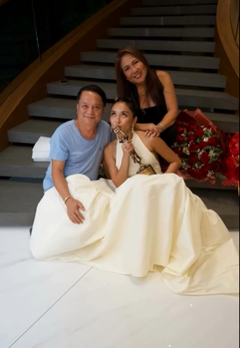 ABSCBNNews's tweet photo. "Congratulations, our best actress!"

Min Bernardo reflects on @bernardokath's acting journey, which started from a childhood dream to eventually winning Best Actress at the 2024 FAMAS Awards.

"One day you said ‘Mama Papa, gusto ko mag artista.’ Wala naman sa family natin ang artista. Pero bata ka palang alam mo na ang gusto mong gawin... Reflecting through your journey, I can say na sobrang proud kami sayo, anak!" Min shared in her post.

"Andito lang kami para sayo. You have earned every bit of this success," she added.

Kathryn bagged the award for her performance in "A Very Good Girl."

(📸: Min Bernardo/Instagram)

Read more: https://t.co/HeLScDJ11L