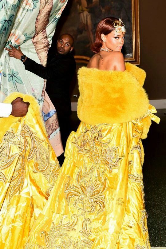 fentydix's tweet photo. Rihanna being a fashion reference 
A thread... https://t.co/3UtDNX4STa