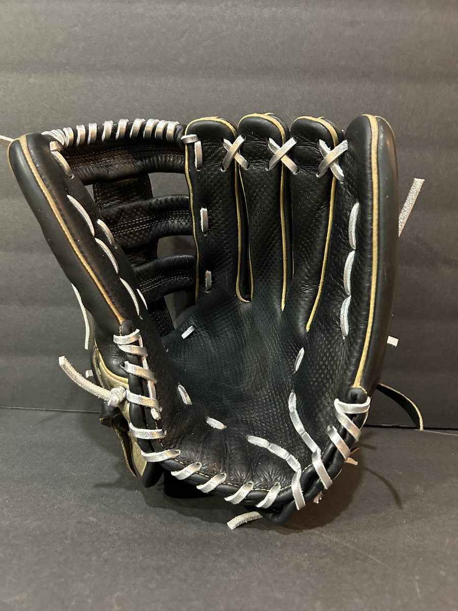 BubWalker81829's tweet photo. Nice Wilson relaced in silver for my guy @CarterMclain3 https://t.co/P9gXMBdQBb