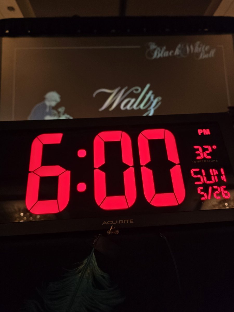 FanimeConBWBall's tweet image. The Black &amp;amp; White Ball is starting... NOW! See you in the San Jose Ballroom in the Marriott Hotel, 6pm-12am!