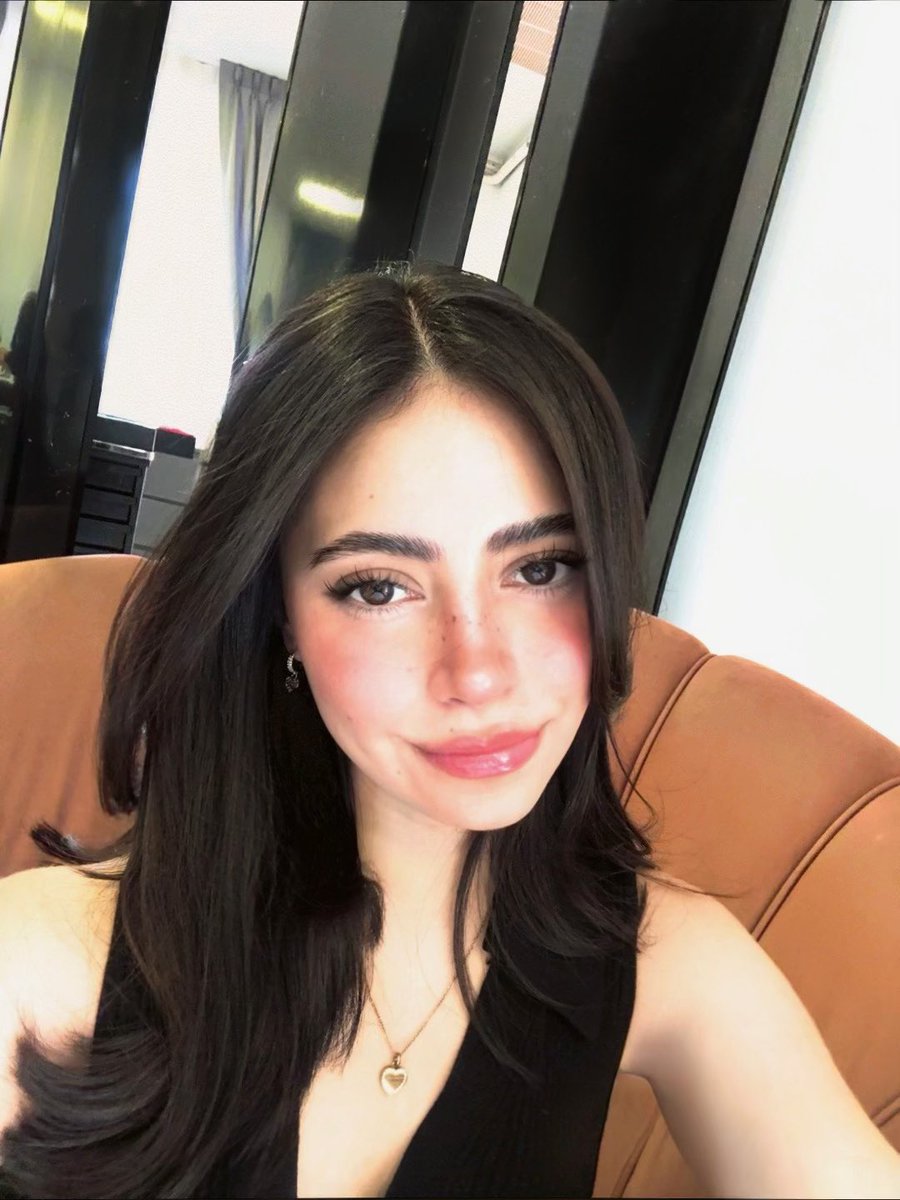 callmeecereza's tweet photo. she’s taking pictures in the mirror https://t.co/yrkltzxeul