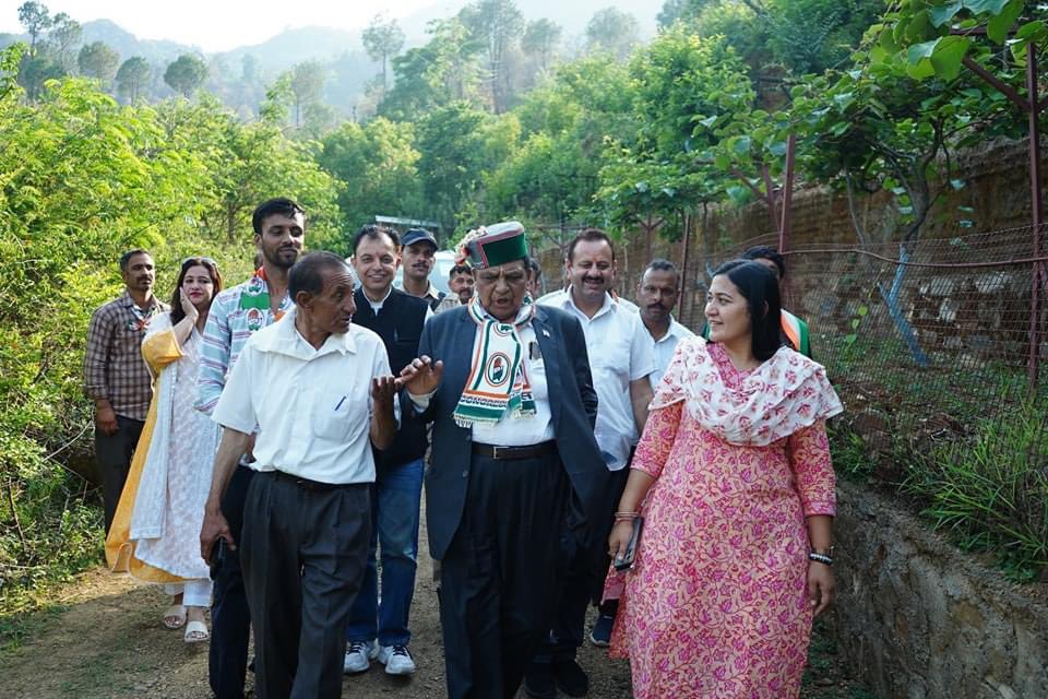 ग्राम पंचायत सेर बनेडा , सोलन , हिमाचल प्रदेश में पार्टी प्रत्याशी श्री विनोद सुल्तानपुरी जी के लिए प्रचार कर वोट माँगे । #himachal #ghaziabad