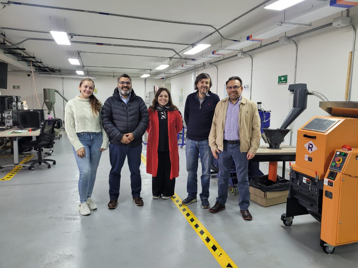 #BuenasNoticias
🌟 El Centro de Gestión Industrial recibió a @circular_tec de Chile 🇨🇱. Exploraron nuestro laboratorio de #EconomíaCircular ♻️ para articular estrategias entre Chile y Colombia 🇨🇴. 🌐🤝 #EconomíaCircular #Innovación  #ConectamosSectores