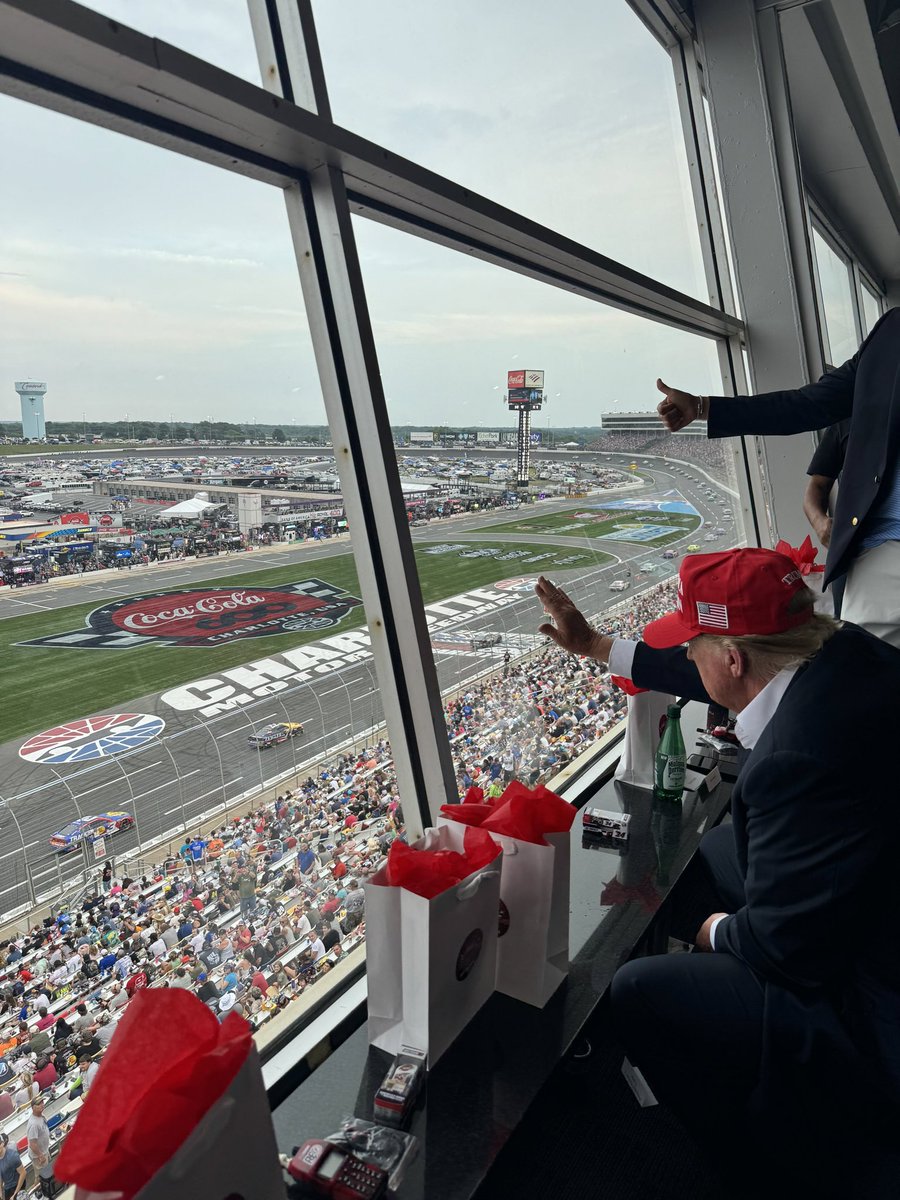 HAHAHA! The Trump campaign just put out this photo of Trump “waving to supporters.” Except… he’s not waving at anybody. Nobody is cheering for him. He’s waving at nothing trying to make it look like he’s popular. His whole campaign is a lie!