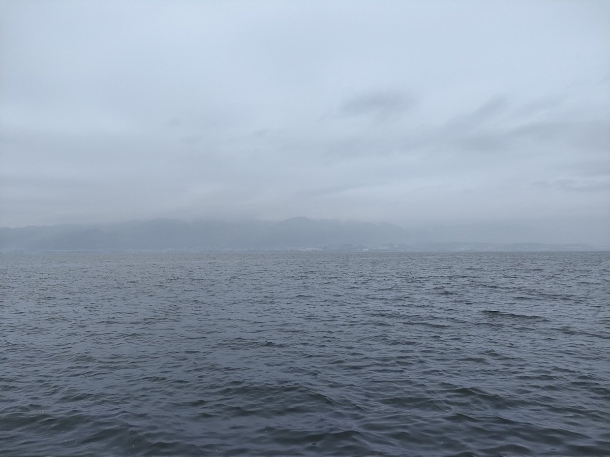 おはようございます☔
今週は☔のスタートですね…
足元には気をつけてください。
画像は琵琶湖畔の風景です。
#イマソラ　#まー月　#ハピプラ