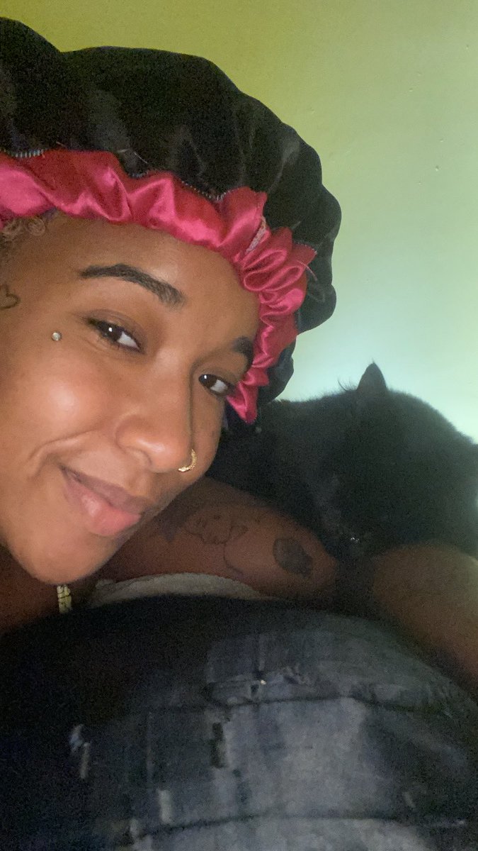 O dia inteiro assim com meu filhote🐈‍⬛