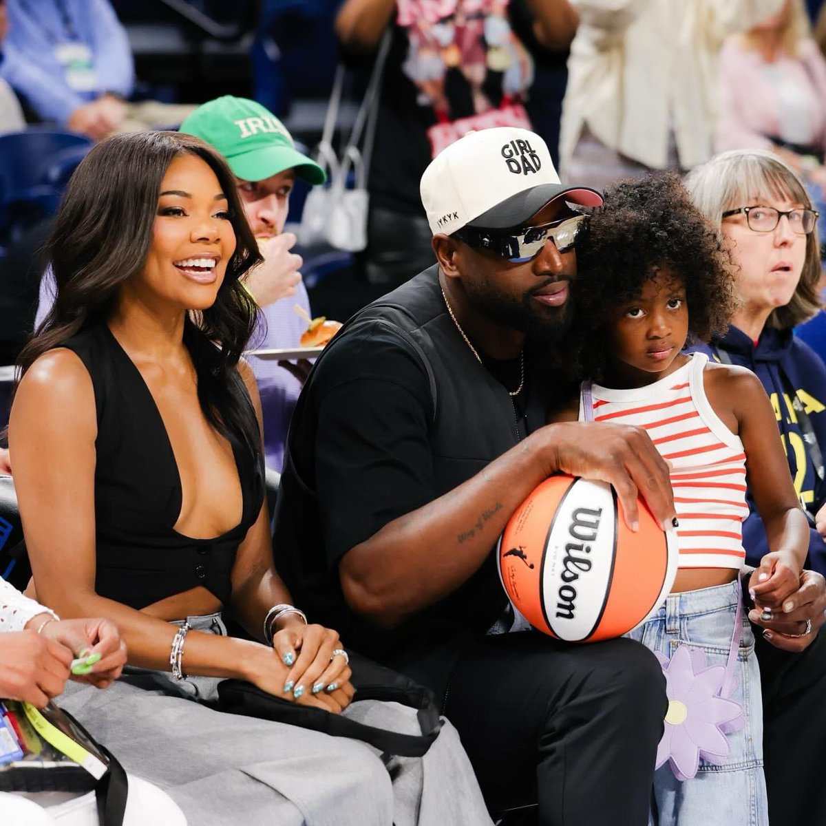O astro da NBA, Dwyane Wade, elogiou a esposa Gabrielle Union em novas fotos no jogo do Sky em Chicago: “Minha esposa é maravilhosamente linda.” ❤️