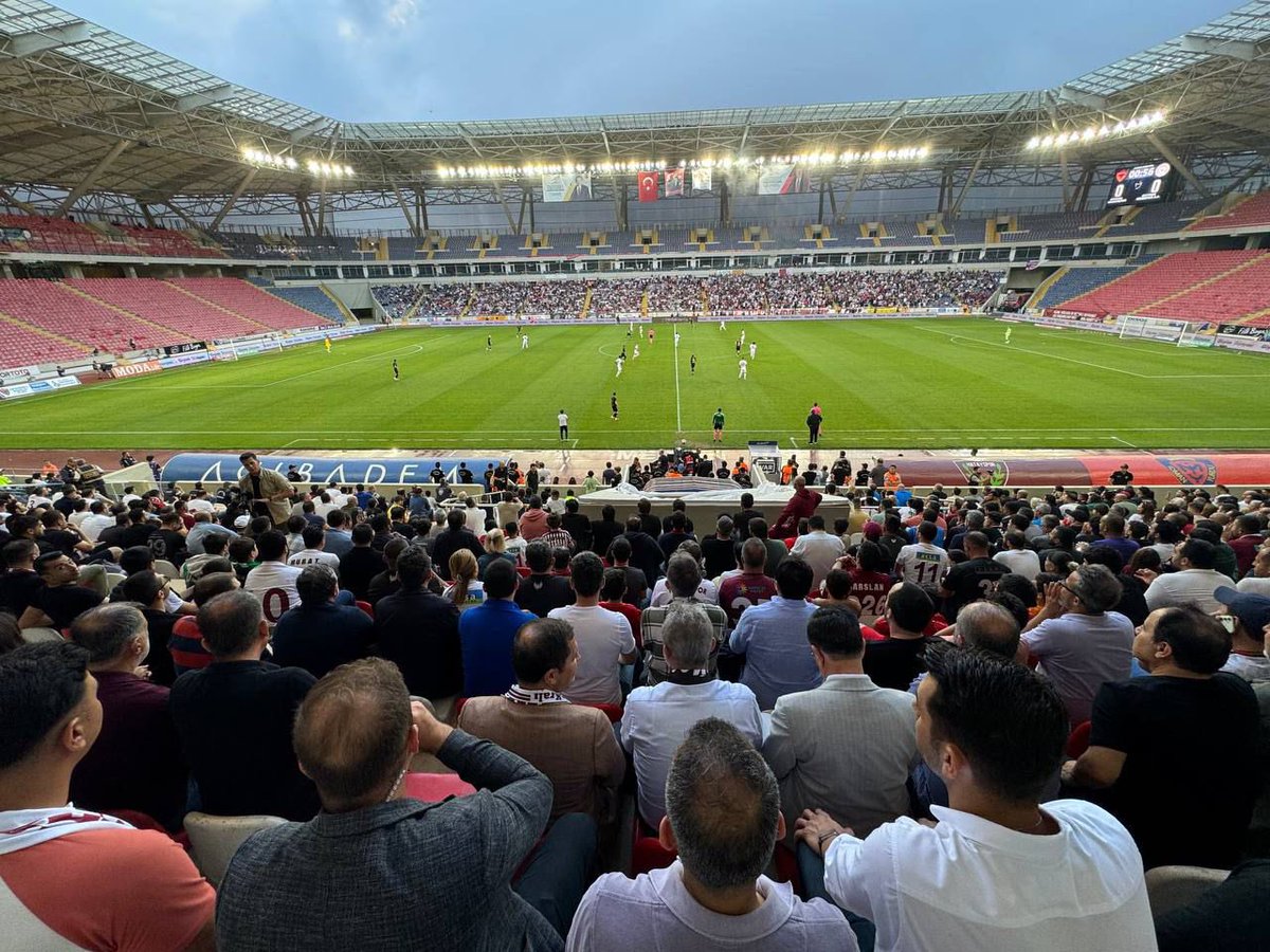 🇹🇷Gururluyuz, sevinçliyiz. 📌Valimiz Mustafa MASATLI, Hatay Büyükşehir Belediye Başkanı Mehmet ÖNTÜRK ve İl Protokolümüz SüperLig’de kalma mücadelesinde Hataysporumuzu yalnız bırakmadılar. Mersin Stadyumu’nda rakibi Rizespor’u mağlup edip SüperLig’de kalmayı başararak bizlere