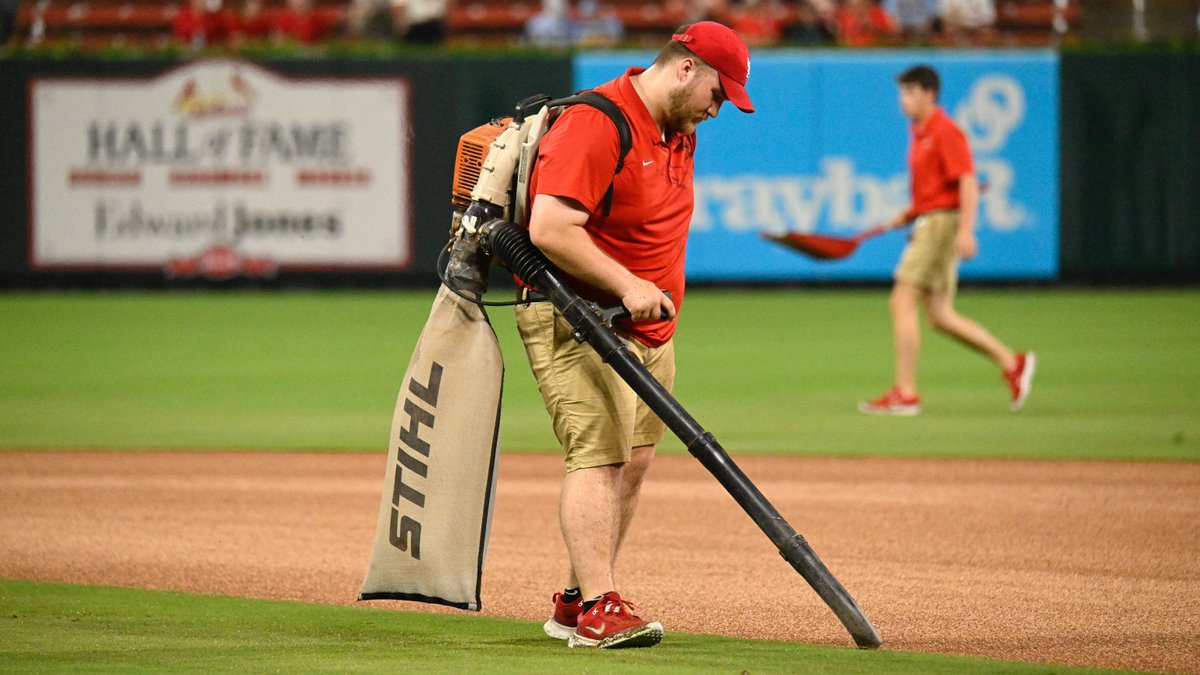 Cardinals's tweet photo. THE BEST GROUNDS CREW IN BASEBALL! 👏

#ForTheLou https://t.co/OPsa72PKym