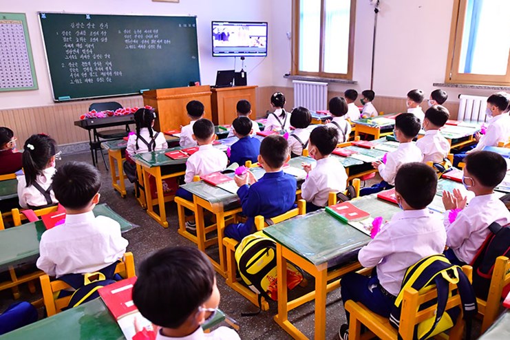 【実態】教師による恐喝が横行、「社会的課題」できないと体罰も 北朝鮮 news.livedoor.com/article/detail… 北朝鮮の学校は、児童・生徒に古紙や木の実、動物の皮など様々な物品の供出を強いており、また、教師も保護者に様々な金品の要求をする。出せなければ様々な制裁が加えられるという。