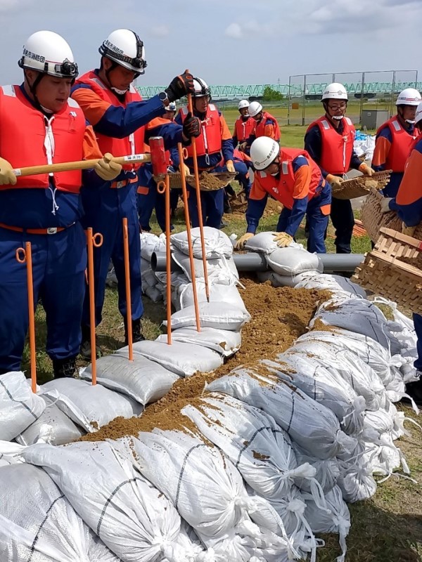 5月26日 #木曽川 河川敷にて #桑名市 #水防訓練 を実施。 #釜段工 #月の輪工 #積土のう工 に #桑名市消防団 全員で取り組み、今年度発足した #重機隊 #学生団員 もデビュー。本部の #ドローン隊 による撮影も行われました。 今回の訓練を活かし、安全安心な町にしていきます。 #消防団 #多度 #長島