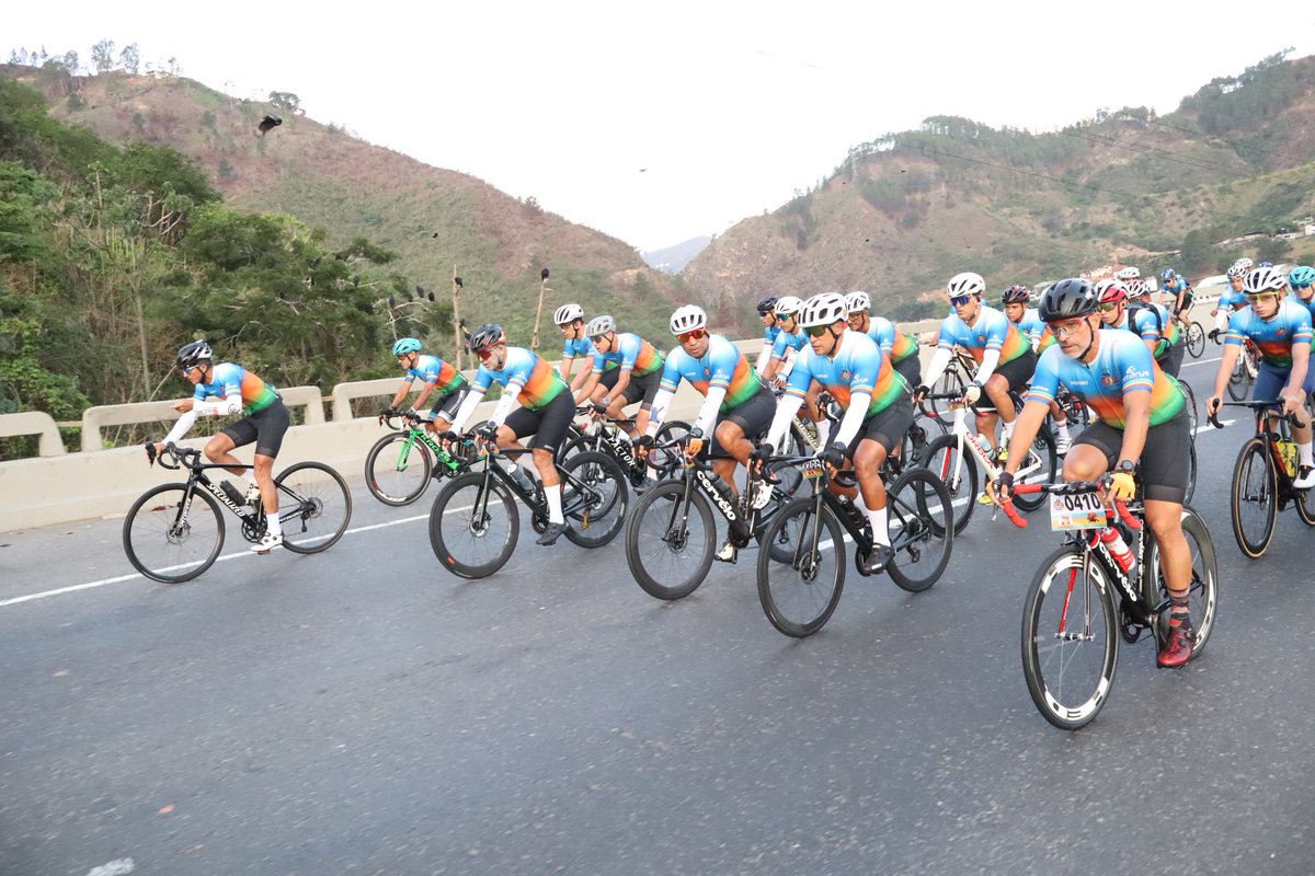 COMANDOTRI tweet media