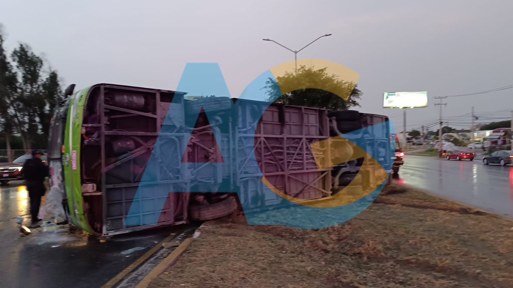 #AHORA | Reportan volcadura de camión de la ruta 214 sobre la avenida Eloy Cavazos metros, Col. La Pastora en #Guadalupe 

Al sitio acuden elementos del Centro Médico de Guadalupe, Cruz Roja y protección civil Nuevo León y Municipal. 🚑⛑️

<a href="/EnfoqueMty/">Enfoque Monterrey</a> <a href="/MtyFollow/">MtyFollow®</a>