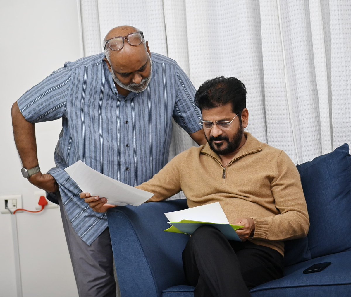 NavanithaVallu1's tweet photo. Jaya Jaya He Telangana song music composition in making .Song will be released on June 2. CM Revanth Reddy held discussions with composer Keeravani and writer Ande Shri
#statesong
#june2
#stateformation https://t.co/CetVAPTDcc