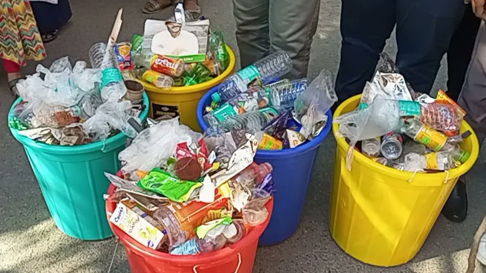 1st year CSM students take action for a #GreenerTomorrow! Collected plastic waste on campus, sparking discussions on #Sustainability & environmental conservation. Let's work together for a cleaner future! #GoGreen #EnvironmentalAwareness