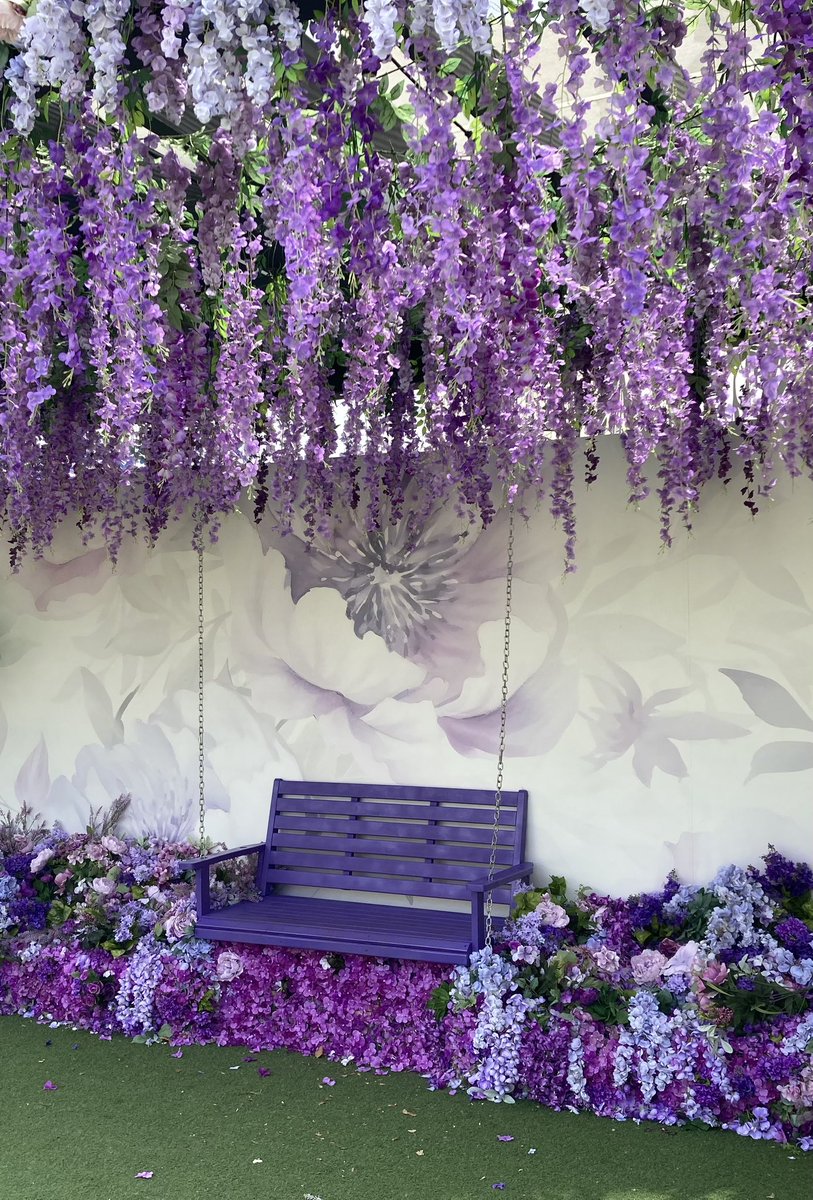 An exquisite display of #purple #florals I saw today - with a bench! 💜🪻🍃🌿