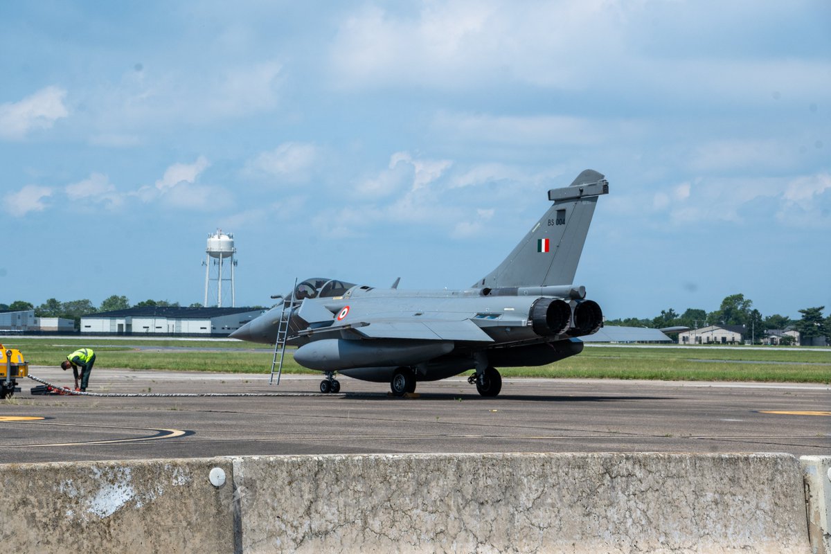 Lucky enough to catch the Indian Rafales at DOV along with an Indian C-17. First time catching an active non-American Fighter. H/T to @ILGspotter for heads up and reg ID 2 seaters reg: BS 004, BS 012 Single seat reg: RB 001, RB 002 C-17 Reg: CB-8008