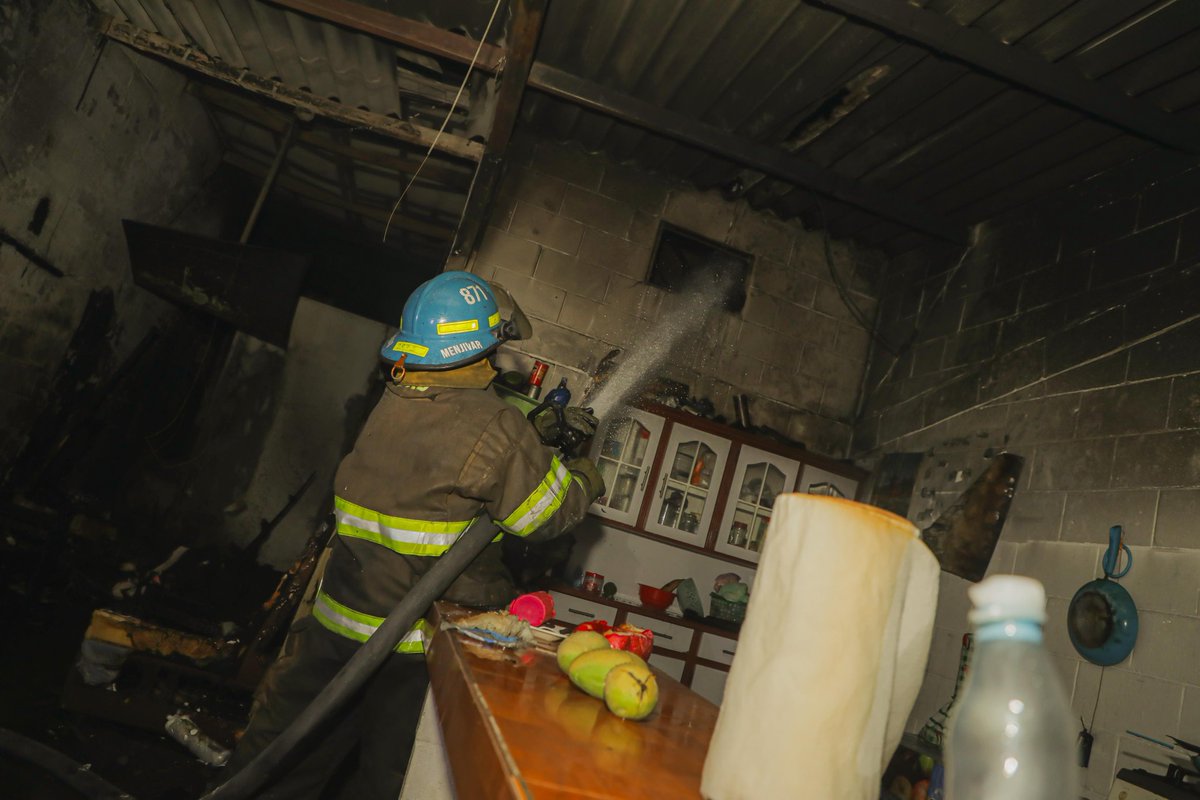 Personal del Cuerpo de Bomberos extinguió un incendio en una vivienda en la colonia Montelinar, pasaje 5, Olocuiltla, La Paz. Foto: Cortesía.