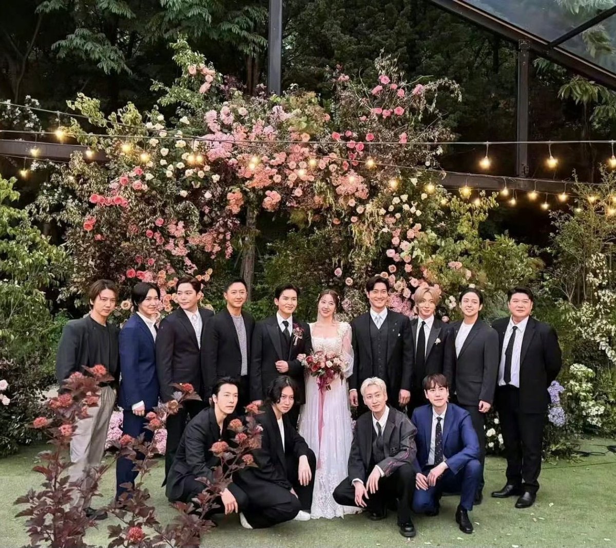 KyuPERUCho's tweet image. Una razón más para celebrar: hace 18 años, un 27 de mayo del 2006, #KYUHYUN debutaba como integrante de #SUPERJUNIOR✨️😎

Este fin de mayo ha sido espectacular porque también vimos Werther en cines con #KYUpiter y #ELF en Perú🇵🇪, fue la boda de #Ryeowook y tuvimos foto OT15🖐💙