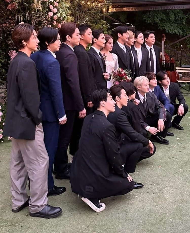 KyuPERUCho's tweet image. Una razón más para celebrar: hace 18 años, un 27 de mayo del 2006, #KYUHYUN debutaba como integrante de #SUPERJUNIOR✨️😎

Este fin de mayo ha sido espectacular porque también vimos Werther en cines con #KYUpiter y #ELF en Perú🇵🇪, fue la boda de #Ryeowook y tuvimos foto OT15🖐💙