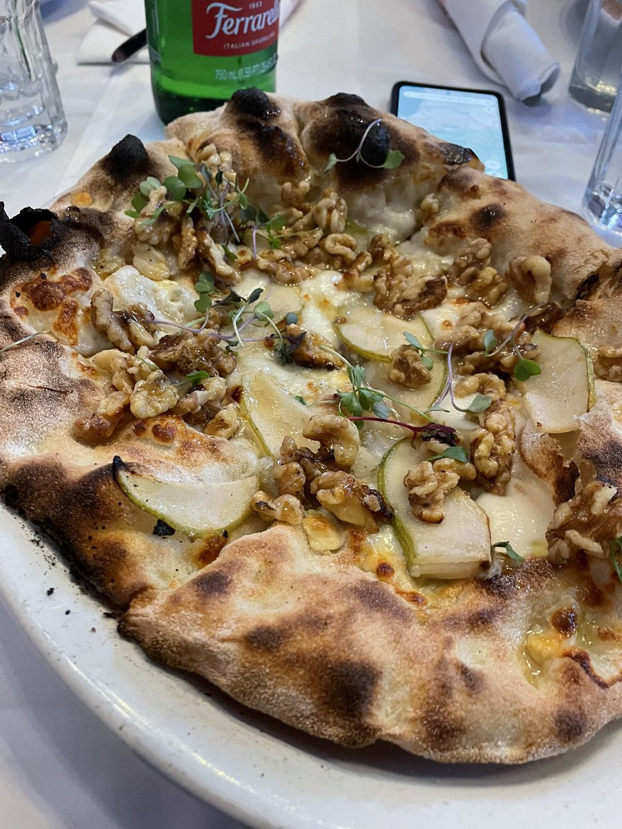 BertaJiJu's tweet photo. 36. Barbara. Neste lugar so sei comer pizzas en restaurantes italianos, pero que boa calidade https://t.co/jeB1RXbJ0r